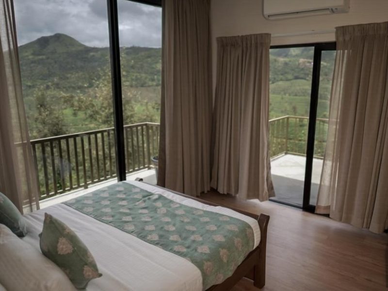 Bedroom Double bed – (Moksha Stays Villa)
